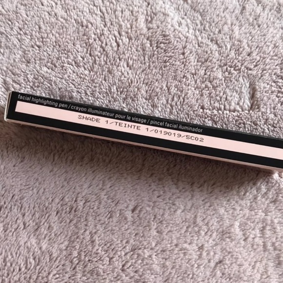Mary Kay Facial Highlighting Pen - Shade 1 - Picture 3 of 10